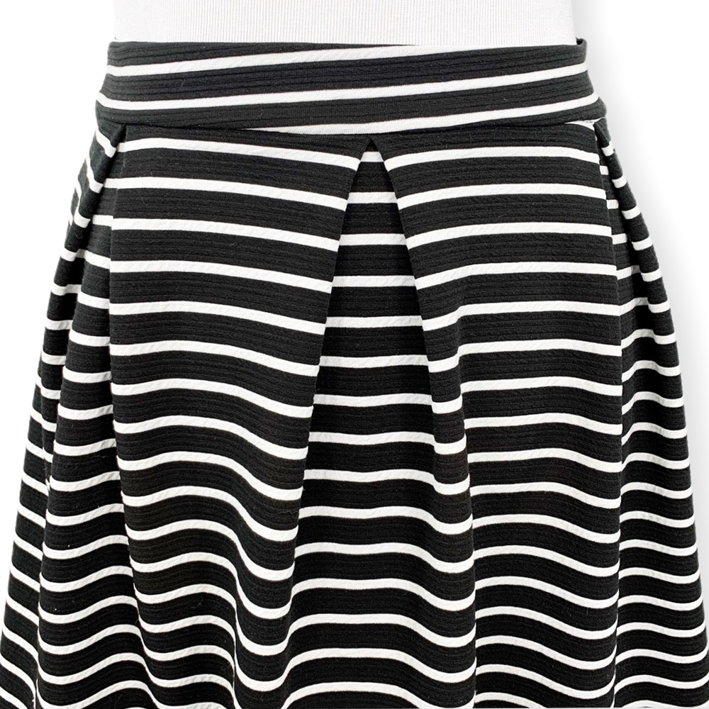 Romeo + Juliet Couture Blk White Stripe Knit Skirt - Picture 5 of 7